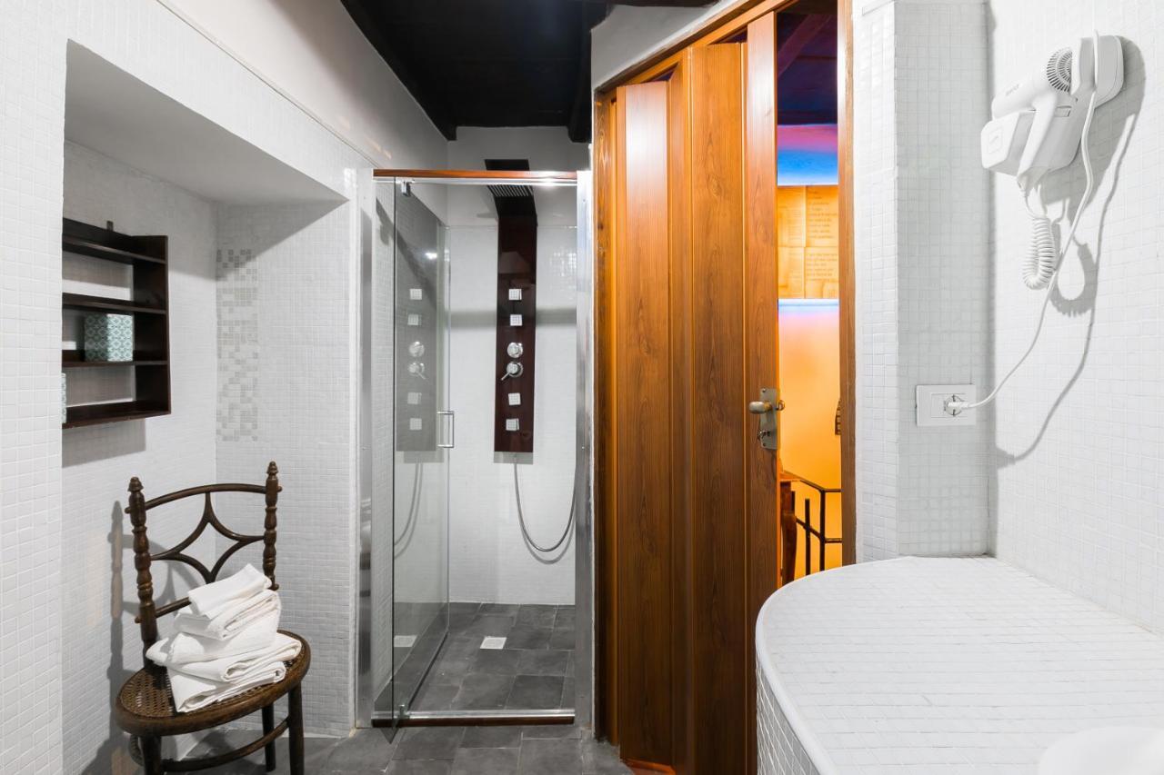 Opera Suites - Le Notti Bianche Calcata Bagian luar foto
