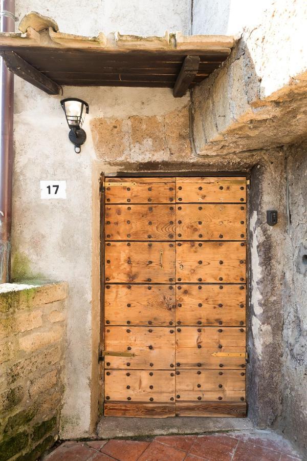 Opera Suites - Le Notti Bianche Calcata Bagian luar foto
