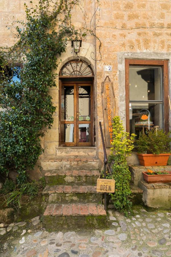 Opera Suites - Le Notti Bianche Calcata Bagian luar foto